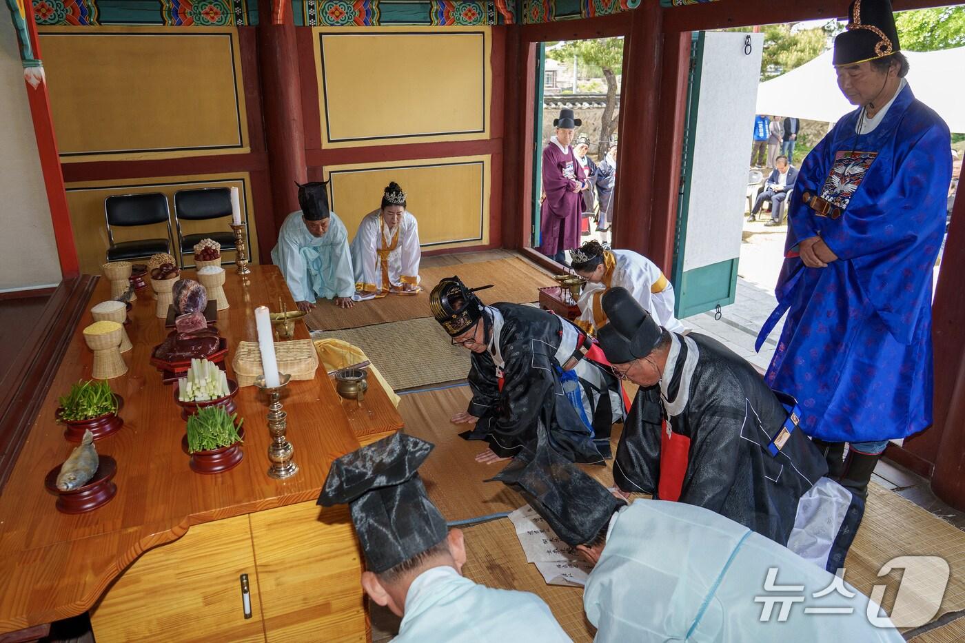 본문 이미지 - 충북 증평군은 1일 단군전에서 (사)증평단군봉찬회 주관으로 '어천대제'를 봉행했다(증평군 제공. 재판매 및 DB금지)