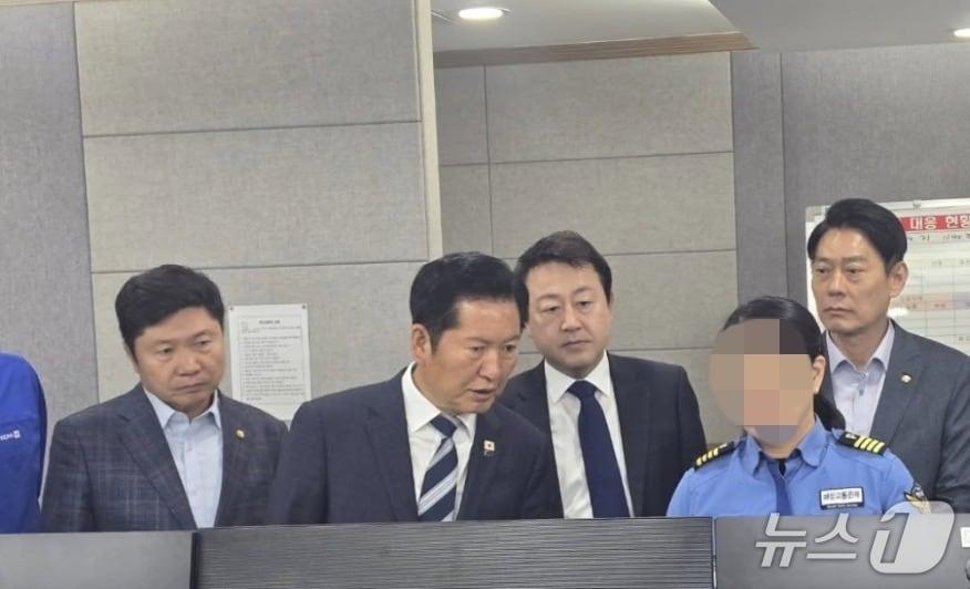 본문 이미지 -  지난 1일 경기 평택항 교통관제소를 찾은 더불어민주당 홍기원 의원, 정청래 대표, 김용남 평택을 재선거 후보, 한민수 의원(왼쪽부터). (SNS 갈무리) ⓒ 뉴스1 