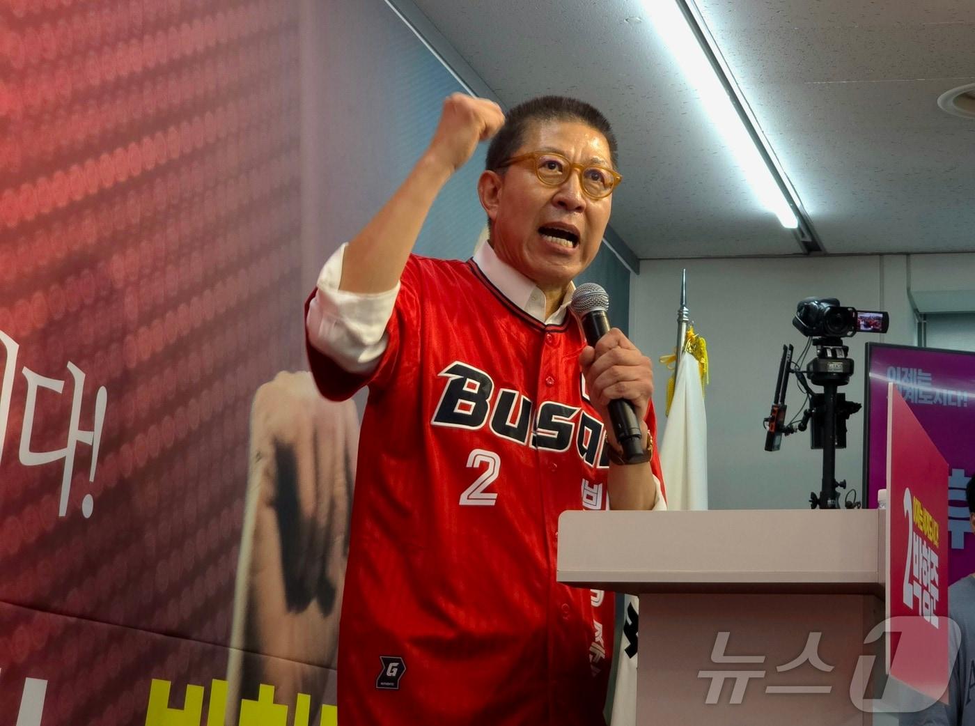 본문 이미지 - 박형준 국민의힘 부산시장 후보가 지난 2일 부산진구 동아빌딩에서 열린 박형준 국민의힘 부산시장 선거 사무소 개소식에서 지지를 호소하고 있다.2026.5.2 ⓒ 뉴스1 이주현 기자