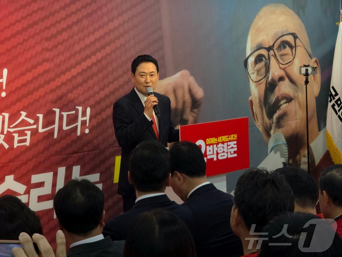 본문 이미지 - 2일 부산진구 동아빌딩에서 열린 박형준 국민의힘 부산시장 선거 사무소 개소식에서 장동혁 국민의힘 대표가 축사를 하고 있다.2026.5.2 ⓒ 뉴스1 이주현 기자