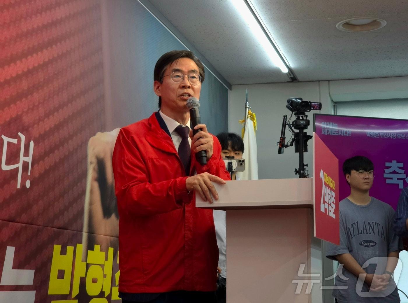 본문 이미지 - 2일 부산진구 동아빌딩에서 열린 박형준 국민의힘 부산시장 선거 사무소 개소식에서 조경태 국회의원이 발언을 하고 있다.2026.5.2 ⓒ 뉴스1 이주현 기자