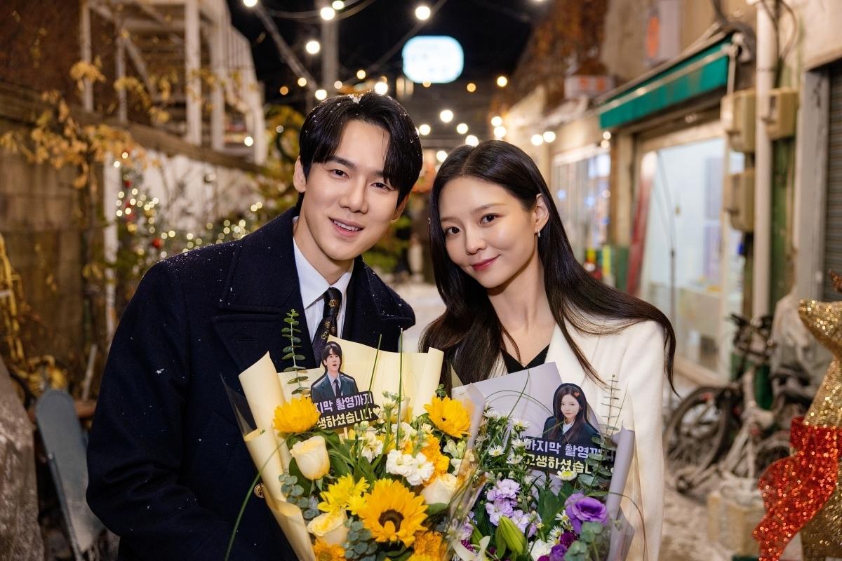 본문 이미지 - 배우 유연석(왼쪽), 이솜/ 사진제공=SBS '신이랑 법률사무소'