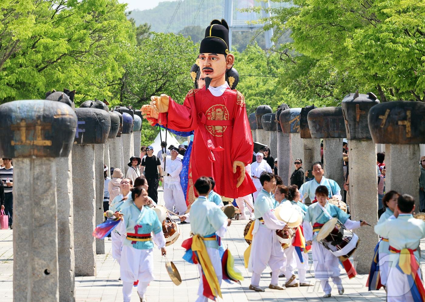 본문 이미지 - 1일 경기 여주시 신륵사 관광지 일원에서 개막한 제38회 여주도자기축제를 찾은 방문객들이 세종대왕 대형인형퍼레이드를 즐기고 있다.(여주시 제공. 재판매 및 DB 금지) 2026.5.2 ⓒ 뉴스1 양희문 기자