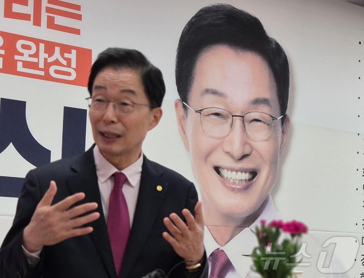 본문 이미지 - 임종식 경북교육감 당선인은 4일 포항 선거사무실 개소식에서 ‘사람 중심 AI 교육 대전환’을 핵심 비전으로 제시했다. /뉴스1