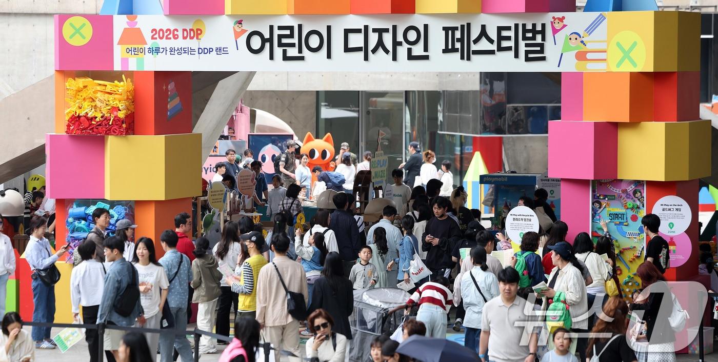 본문 이미지 - 2일 서울 중구 동대문디자인플라자(DDP) 야외 공간에서 열린 ‘DDP 어린이 디자인 페스티벌’이 어린이와 가족 단위 나들이객들로 붐비고 있다. 2026.5.2 ⓒ 뉴스1 박지혜 기자