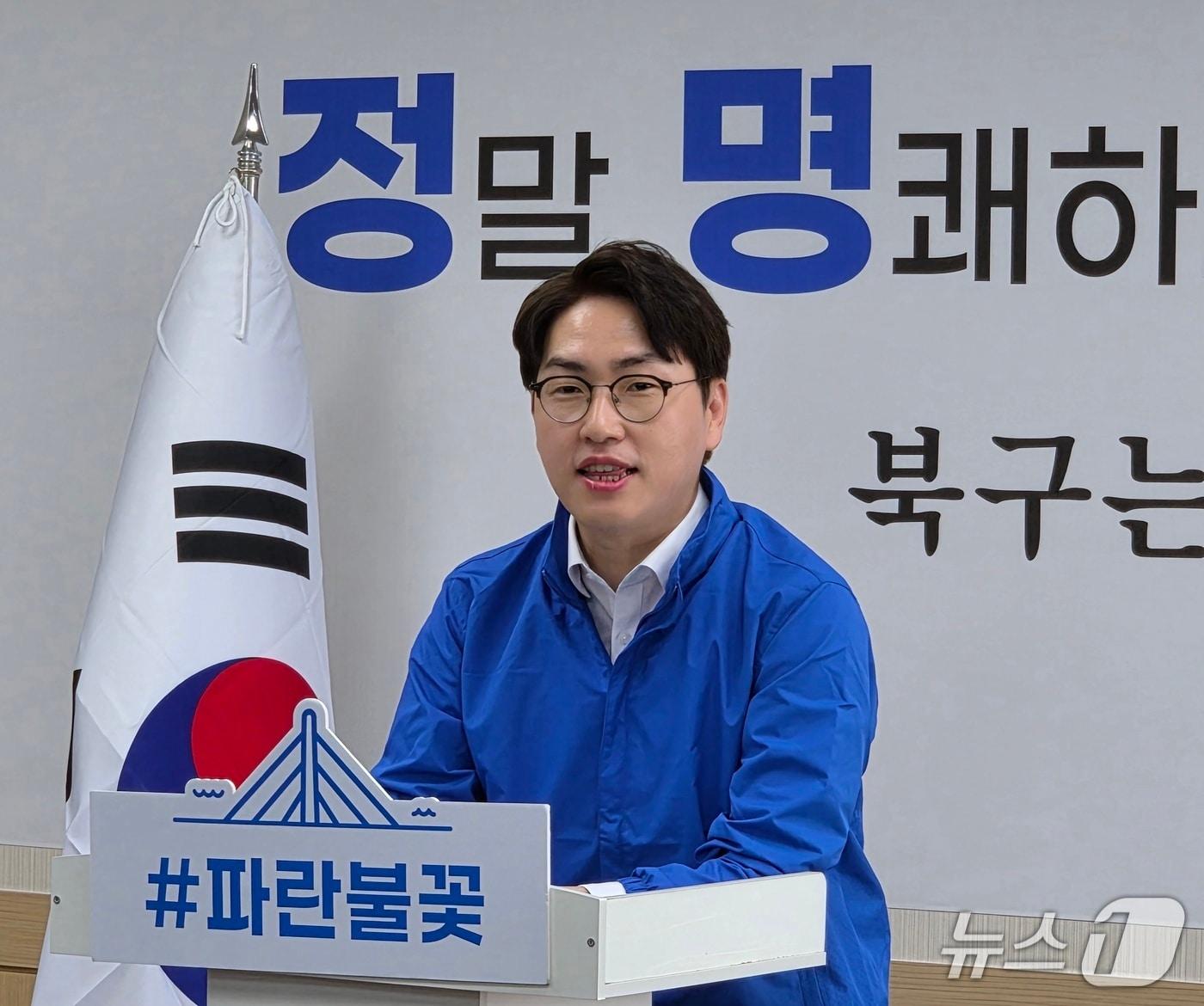 본문 이미지 - 하정우 전 AI수석이 2일 정명희 부산 북구청장 예비후보 개소식에서 인사말을 하고 있다.(2026.5.2/뉴스1 ⓒ News1 임순택 기자)