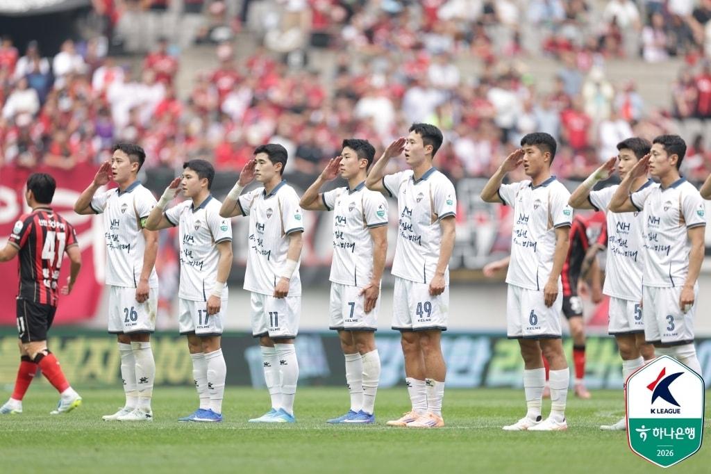 본문 이미지 -  득점 후 경례 세리머니를 하는 김천 상무(한국프로축구연맹 제공)