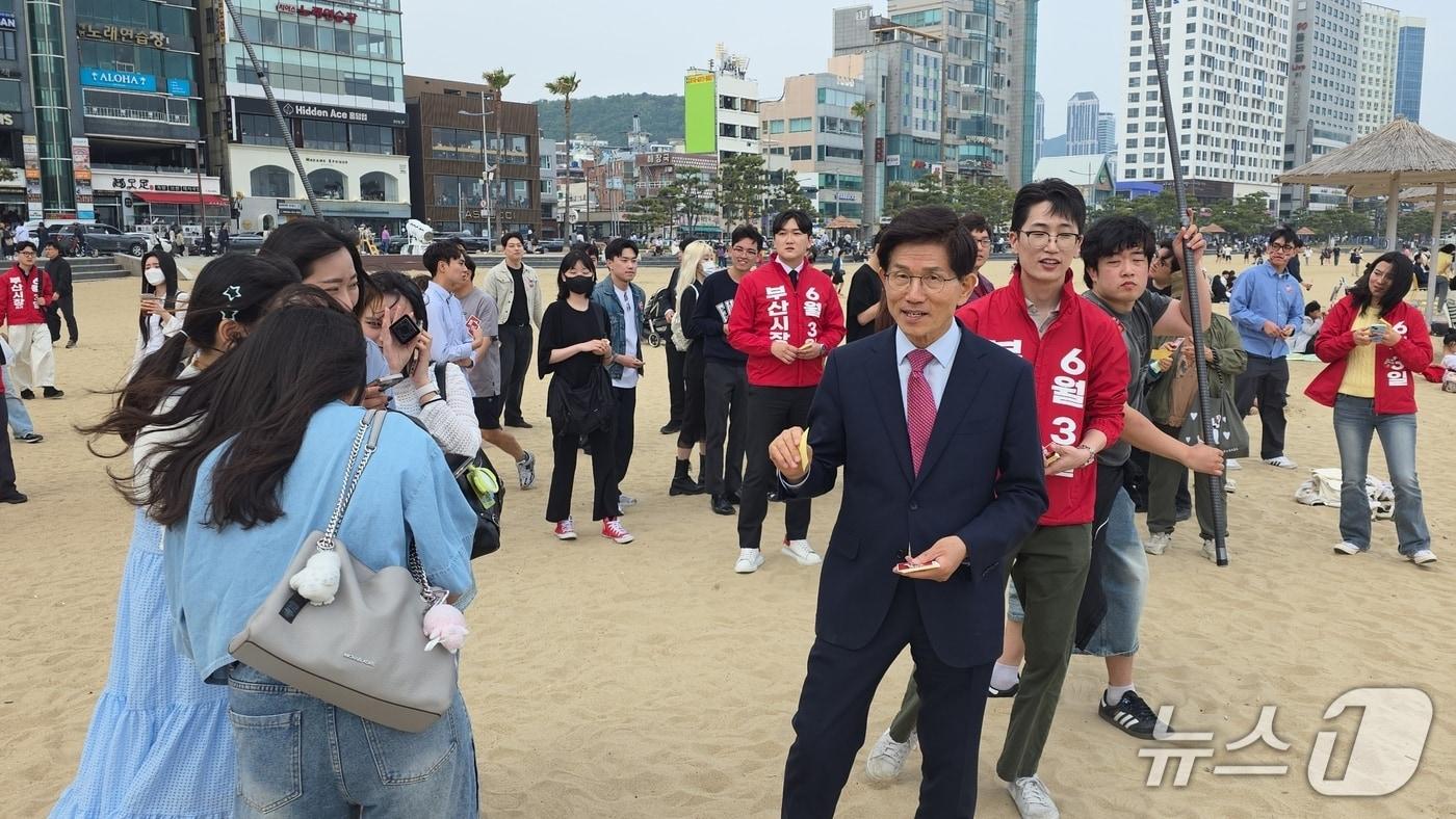 본문 이미지 - 김문수 부산시장 후보 캠프 명예선대위원장이 2일 부산 광안리 해수욕장에서 '6·3 지방선거 투표 독려 캠페인'을 진행하고 있다.2026.5.2 ⓒ 뉴스1 이주현 기자