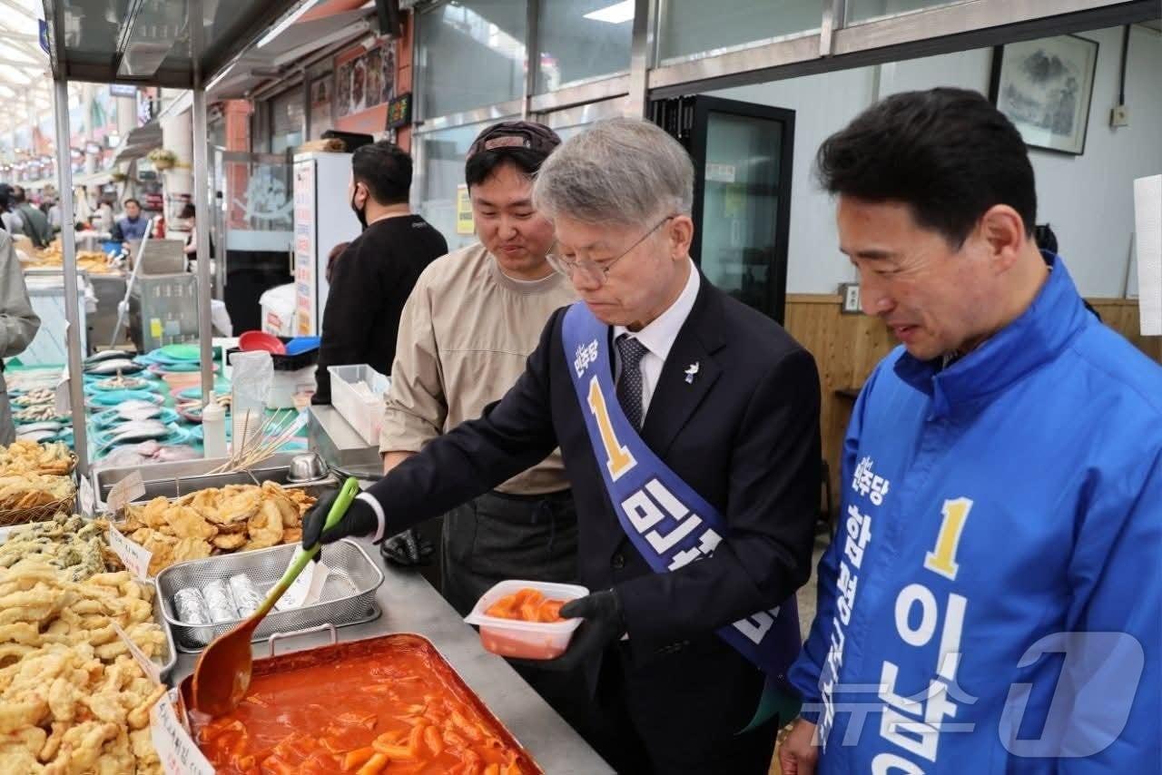 본문 이미지 - 민형배 더불어민주당 전남광주통합특별시장 후보가 징검다리 휴일을 맞아 함평 5일장을 찾아 떡볶이를 팔고 있다.오른쪽은 이남오 함평군수 후보.(민형배 SNS. 재배포 및 DB 금지)
