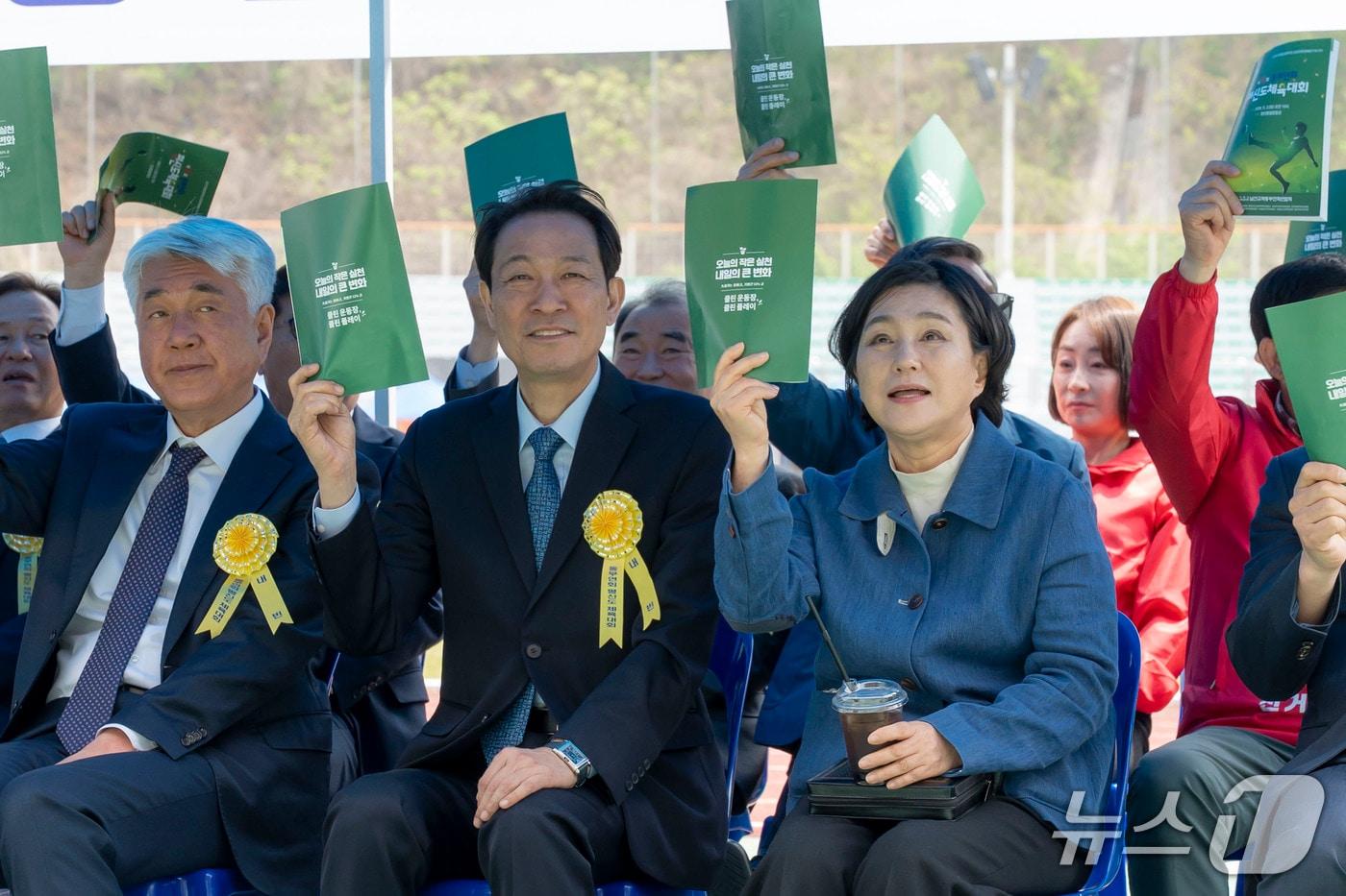 본문 이미지 - 우상호 더불어민주당 강원특별자치도지사 예비후보가 2일 정선종합운동장에서 열린 제42회 동부연회 평신도체육대회에 참석했다.(우상호 후보 측 제공. 재판매 및 DB금지)/뉴스1