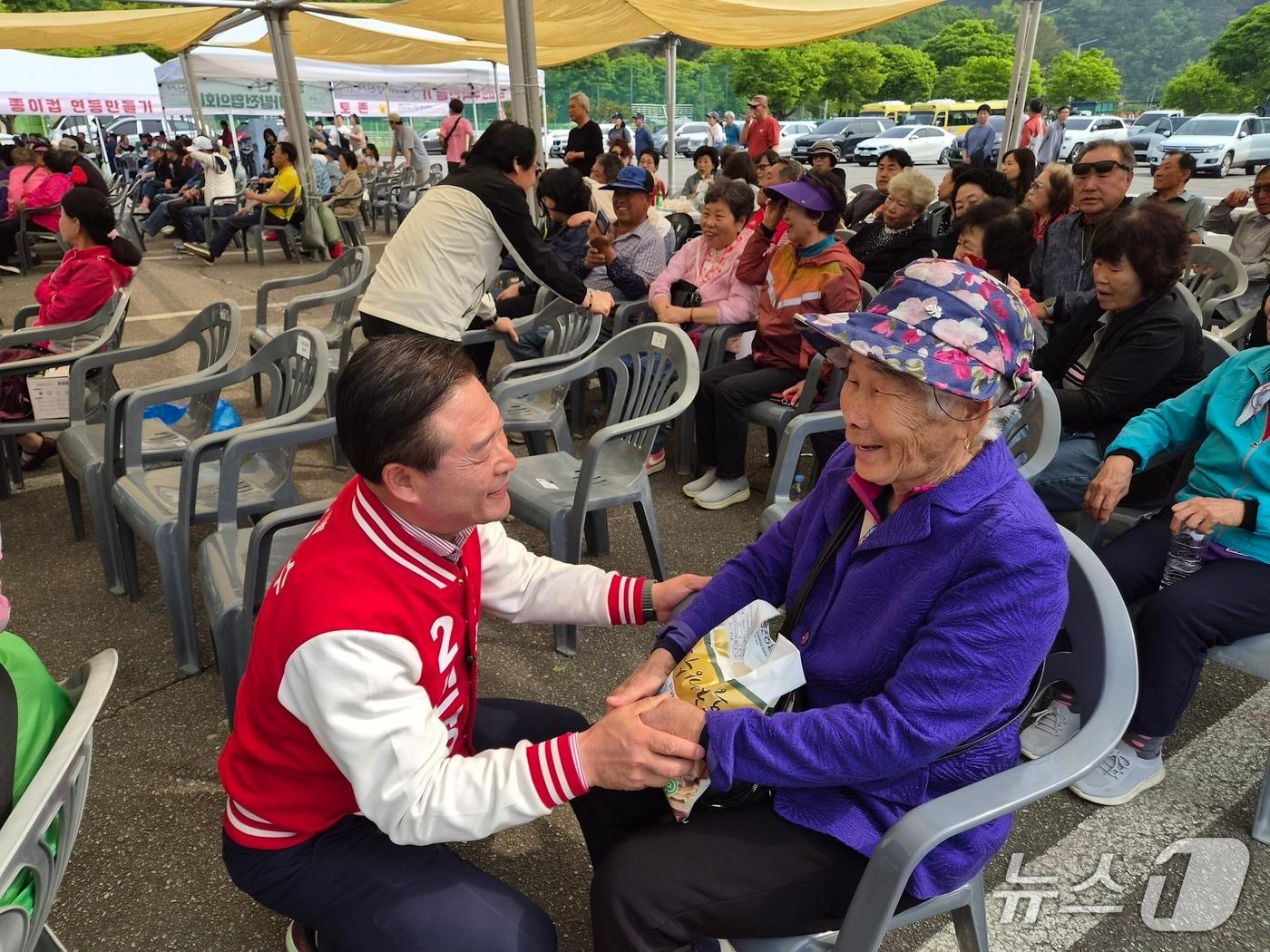 본문 이미지 - 신영재 국민의힘 홍천군수 예비후보가 2일 남면 화전1리 경로잔치와 산나물축제장을 찾아 군민들에게 지지를 호소했다.(신영재 후보 측 제공. 재판매 및 DB금지)/뉴스1