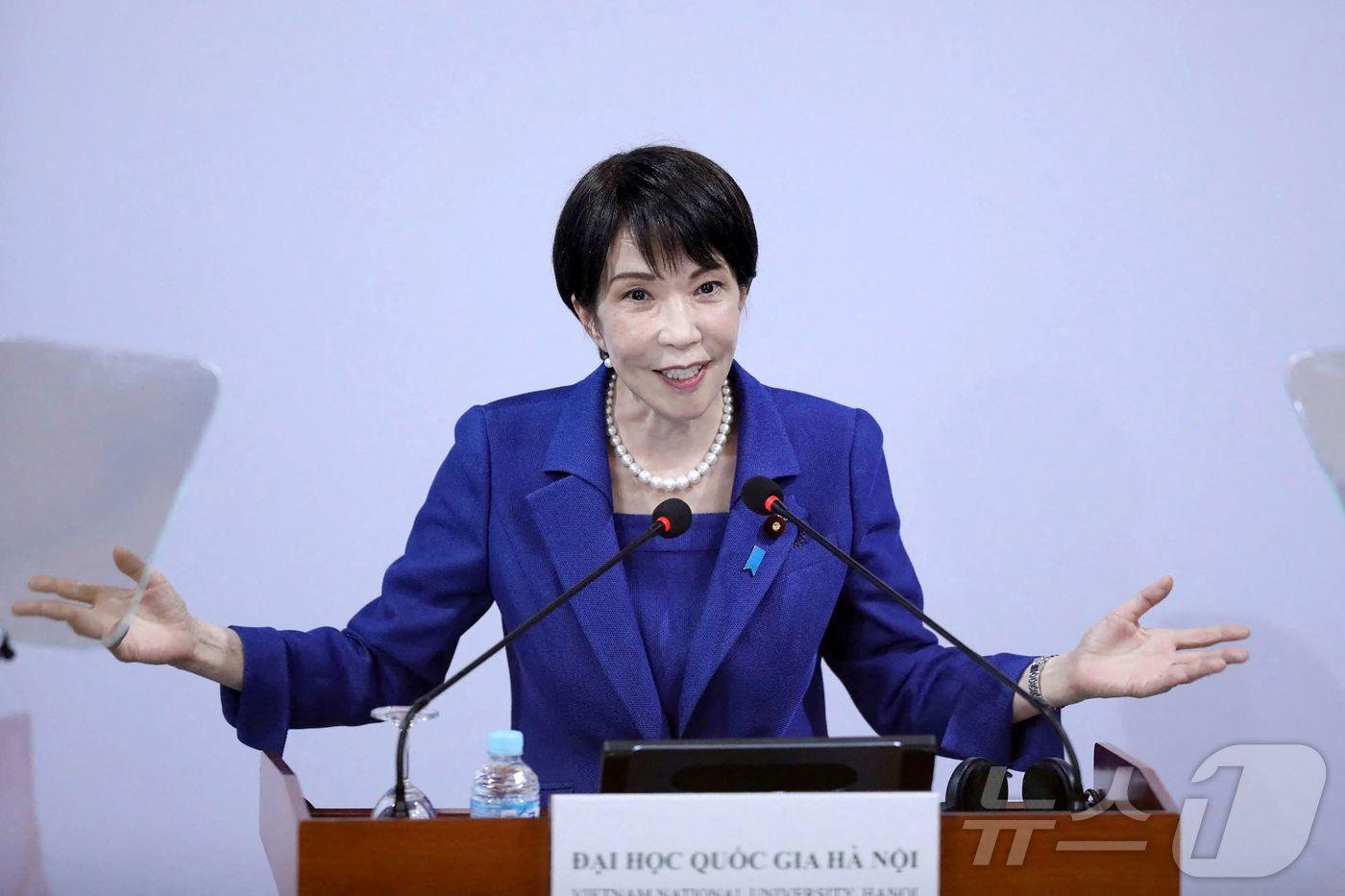 본문 이미지 - 2일(현지시간) 다카이치 사나에 일본 총리가 베트남 하노이의 하노이 국립대학교에서 연설하고 있다. 2026.05.02 ⓒ AFP=뉴스1