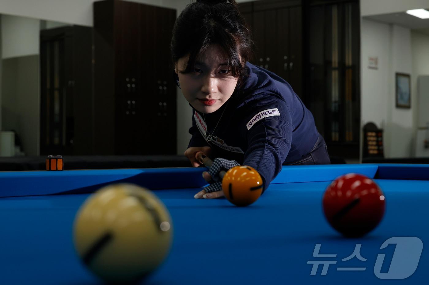 본문 이미지 - LPBA 무대에서 활약 중인 이미래 프로가 30일 오후 서울시 송파구 양재대로 한국체육대학교에서 뉴스1과 100세 운동법 '당구' 원포인트 레슨을 하고 있다. 2026.5.2 ⓒ 뉴스1 박정호 기자