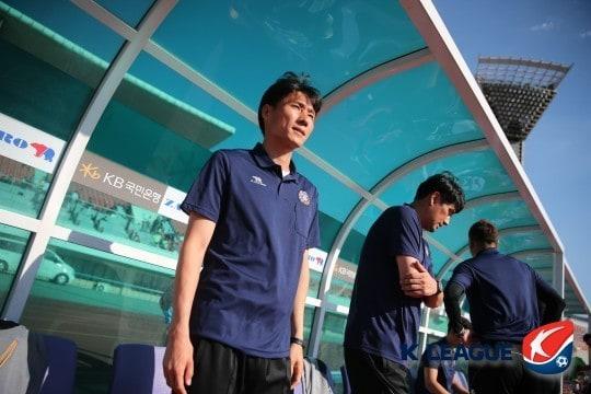 본문 이미지 - 안양에서 지도자로 함께했던 이영민 감독(왼쪽)과 유병훈 감독(오른쪽)(한국프로축구연맹 제공) 