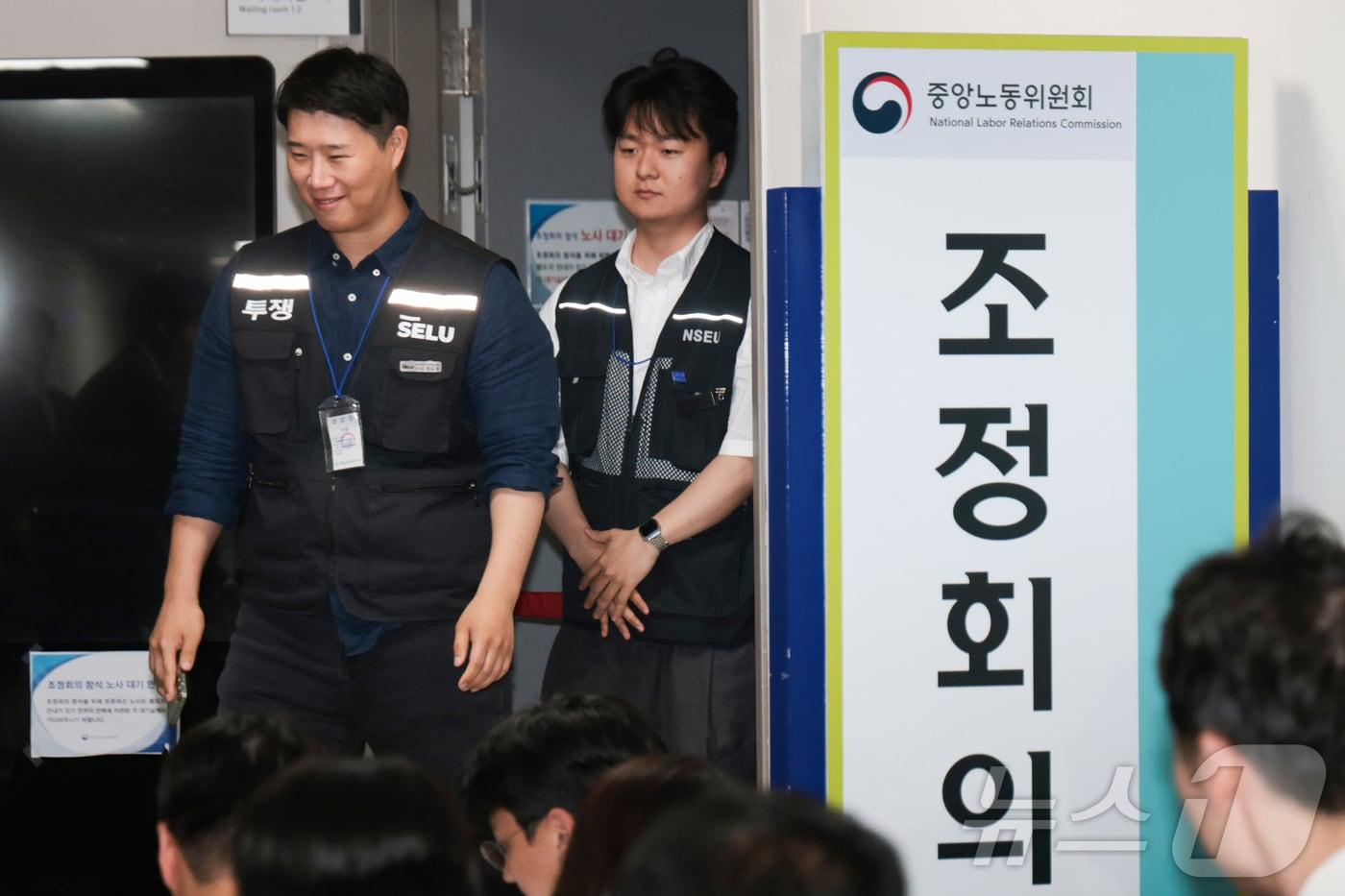 본문 이미지 - 최승호 삼성그룹 초기업노동조합 삼성전자지부 위원장이 19일 정부세종청사 중앙노동위원회에서 열린 삼성전자 노사 간 2차 사후조정 마라톤 협상 끝에 20일 새벽 정회 후 입장을 밝히기 위해 회의장을 나오고 있다. (공동취재) 2026.5.20 ⓒ 뉴스1 김기남 기자