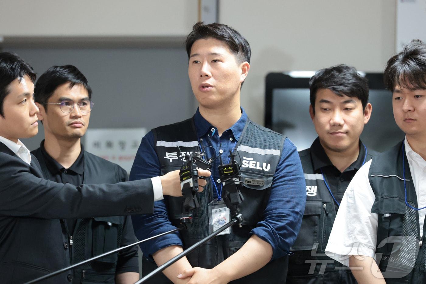 본문 이미지 - 최승호 삼성그룹 초기업노동조합 삼성전자지부 위원장이 19일 정부세종청사 중앙노동위원회에서 열린 삼성전자 노사 간 2차 사후조정 마라톤 협상 끝에 20일 새벽 정회 후 입장을 밝히고 있다. (공동취재) 2026.5.20 ⓒ 뉴스1 김기남 기자