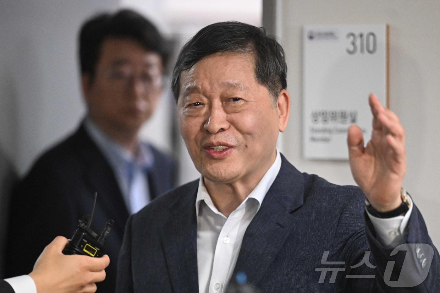 본문 이미지 - 박수근 중앙노동위원회 위원장이 20일 새벽 정부세종청사 중앙노동위원회에서 열린 '삼성전자 2026년 2차 사후조정 2일차 회의'를 정회한 뒤 취재진의 질문에 답변하고 있다.(공동취재) 2026.5.20 ⓒ 뉴스1 김기남 기자