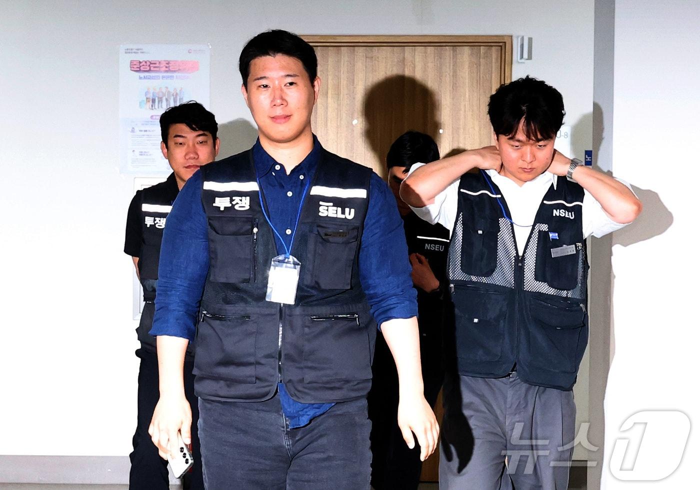 본문 이미지 - 최승호 삼성그룹 초기업노동조합 삼성전자지부 위원장이 20일 새벽 정부세종청사 중앙노동위에서 입장발표를 위해 회의실 밖으로 나오고 있다. (공동취재) 2026.5.20 ⓒ 뉴스1 김기남 기자