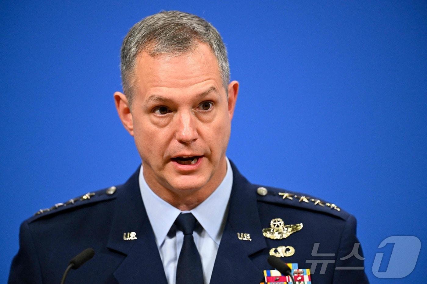 본문 이미지 - 알렉서스 그린케비치 북대서양조약기구(NATO·나토) 유럽연합군 최고사령관(미 공군 대장)이 19일(현지시간) 벨기에 브뤼셀 나토 본부에서 열린 국방참모총장급 군사위원회 회의 후 기자회견에서 발언하고 있다. 2026.05.19. ⓒ AFP=뉴스1