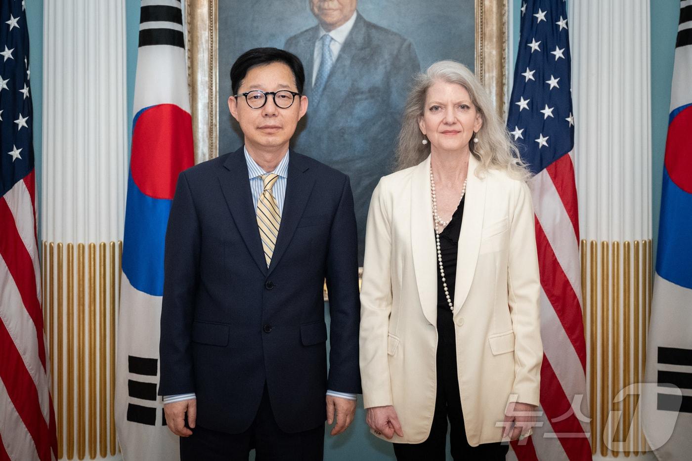 본문 이미지 - 박윤주 외교부 1차관 19일(현지시간) 워싱턴DC 국무부 청사에서 앨리슨 후커 미 국무부 정무차관과 기념 촬영을 하고 있다.(외교부 제공, 재판매 및 DB금지) ⓒ 뉴스1 류정민 특파원