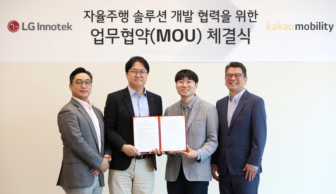본문 이미지 - 민죤 LG이노텍 CTO, 오세진 CSO, 김진규 카카오모빌리티 피지컬AI 부문장, 안규진 사업부문총괄이 최근 강서구 마곡 소재 LG이노텍 본사에서 개최된 자율주행 솔루션 개발 협력을 위한 양해각서(MOU) 체결식에서 기념촬영을 하고 있다.(LG이노텍 제공)/뉴스1