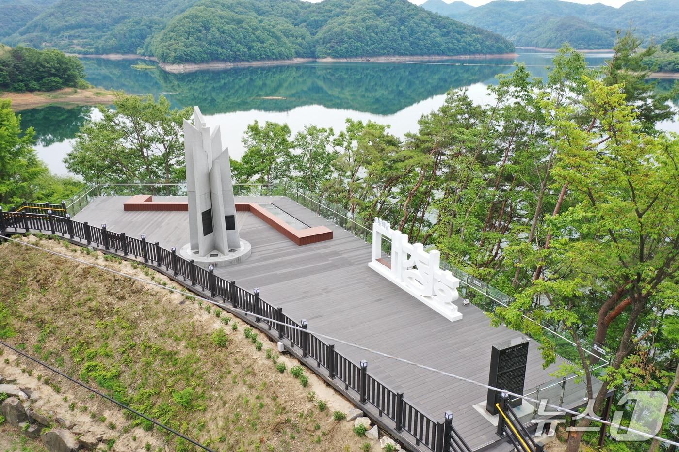 본문 이미지 - 보은군 회남면 대청호 연안마을 인근에 조성한 수변전망대. (보은군 제공. 재판매 및 DB금지)/뉴스1 