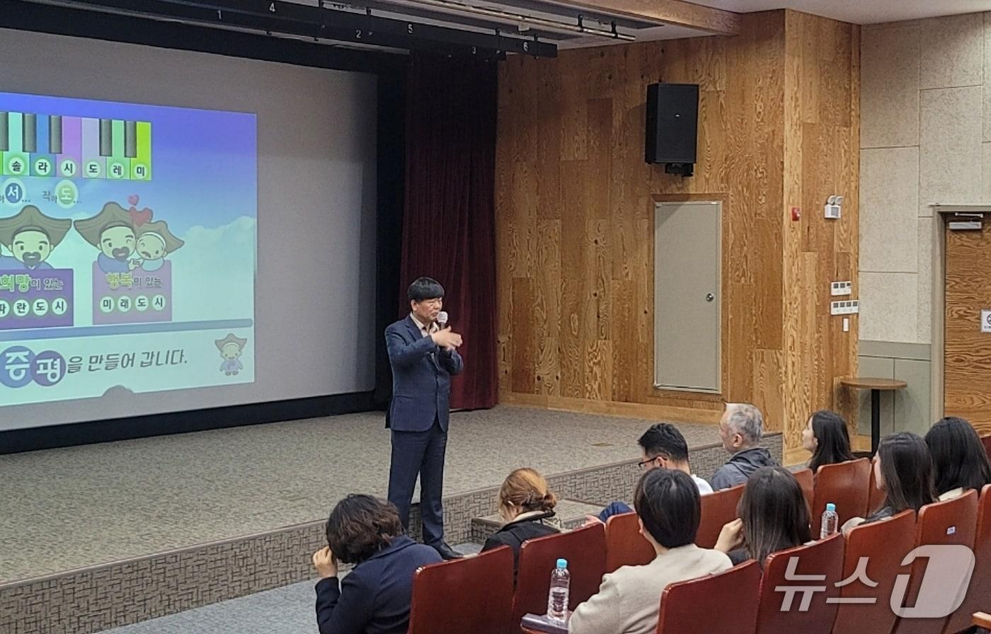 본문 이미지 - 최창영 증평군 미래기획실장이 제주국제컨벤션센터에서 증평형 평생학습 모델 사례를 발표하고 있다.(증평군 제공. 재판매 및 DB금지)/뉴스1