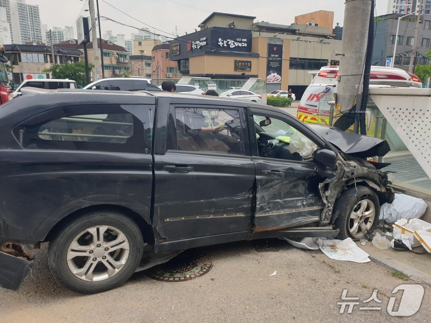 본문 이미지 - 19일 오후 1시 47분쯤 인천시 미추홀구 주안동 석바위시장 인근에서 60대 A 씨가 몰던 차량이 전봇대를 들이받았다.(인천소방본부 제공. 재배포 및 DB금지)2026.5.20/뉴스1