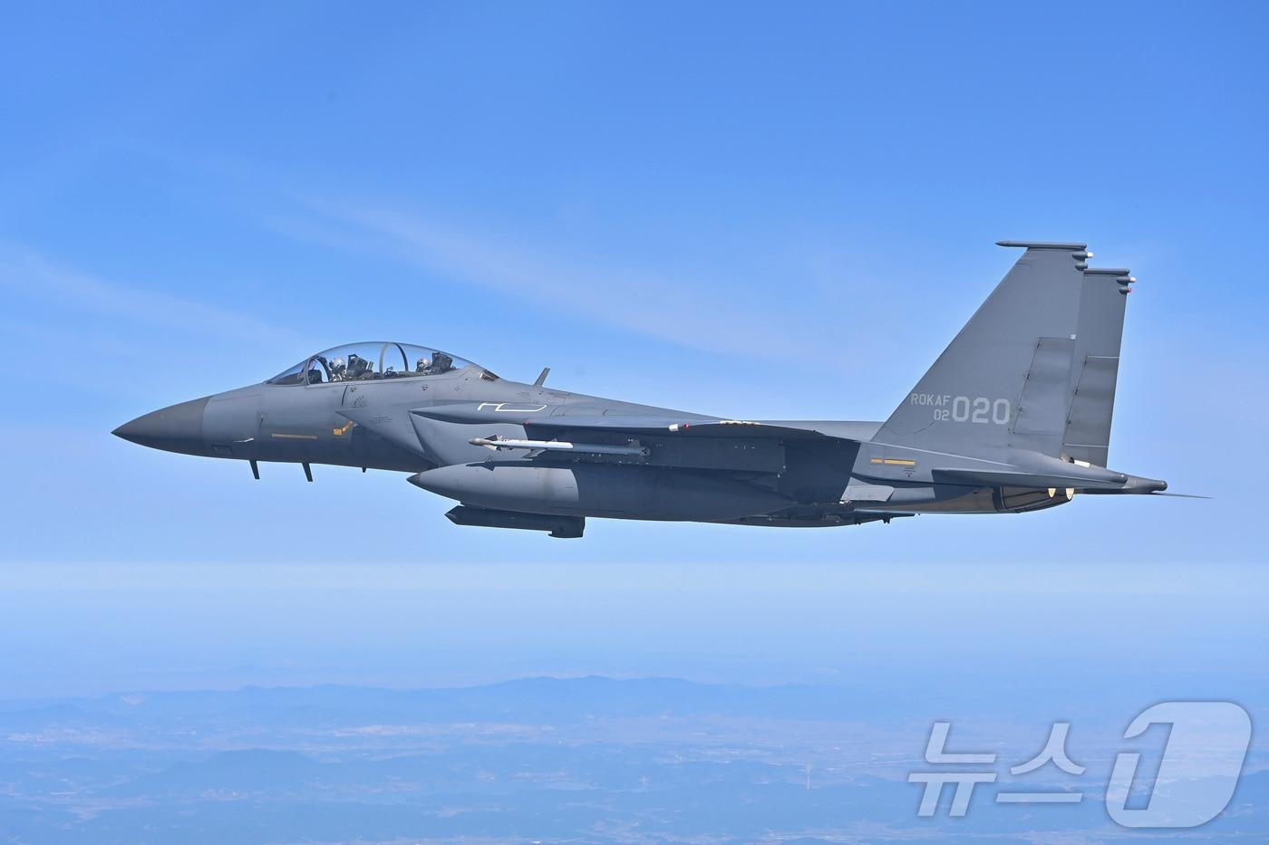 본문 이미지 - AIM-9X 공대공 미사일을 장착하고 임무공역을 향해 비행하고 있는 F-15K 전투기. (공군본부 제공. 재판매 및 DB 금지) 2026.5.20 ⓒ 뉴스1