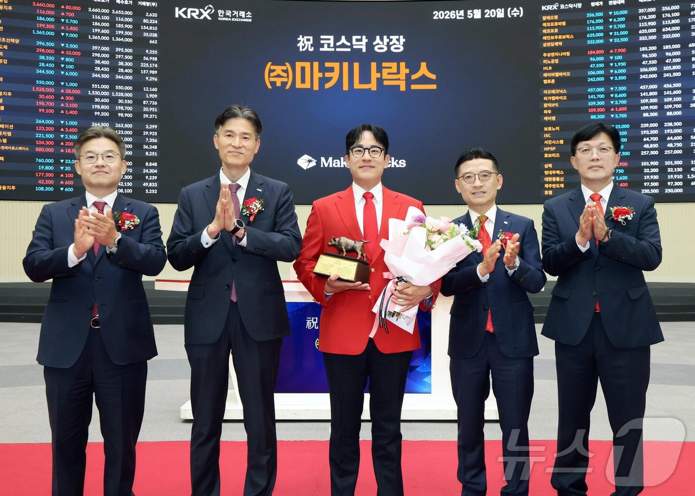 본문 이미지 - 한국거래소 코스닥시장본부는 20일 오전 서울사옥 홍보관에서 마키나락스의 코스닥시장 상장기념식을 개최했다고 밝혔다. 사진은 상장 기념식 후 기념 사진 촬영하는 박종식 한국IR협의회 부회장, 민경욱 한국거래소 코스닥시장본부장, 윤성호 마키나락스 대표이사, 김미섭 미래에셋증권 대표이사, 안승근 코스닥협회 부회장의 모습. (한국거래소 제공. 재판매 및 DB 금지)