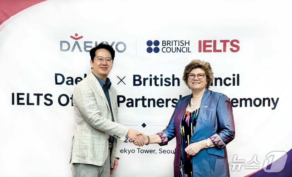 본문 이미지 - 지난 19일 서울 관악구에 위치한 대교타워에서 진행된 대교-영국문화원 IELTS 공식 파트너 협력 체결식에서 강호준 대교 대표이사(왼쪽)와 사라 데브롤 주한영국문화원장이 기념사진을 촬영하고 있다.(대교 제공)