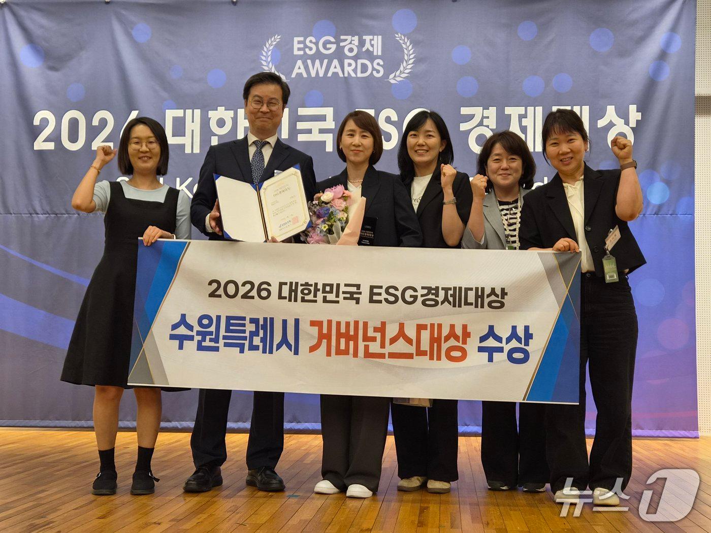 본문 이미지 - 경기 수원시 관계자들이 지난 19일 국회도서관 대강당에서 열린 '2026 대한민국 이에스지(ESG) 경제대상'에서 대상을 수상한 후 기념촬영을 하고 있다. (수원시 제공. 재판매 및 DB 금지) 2026.5.20/뉴스1 