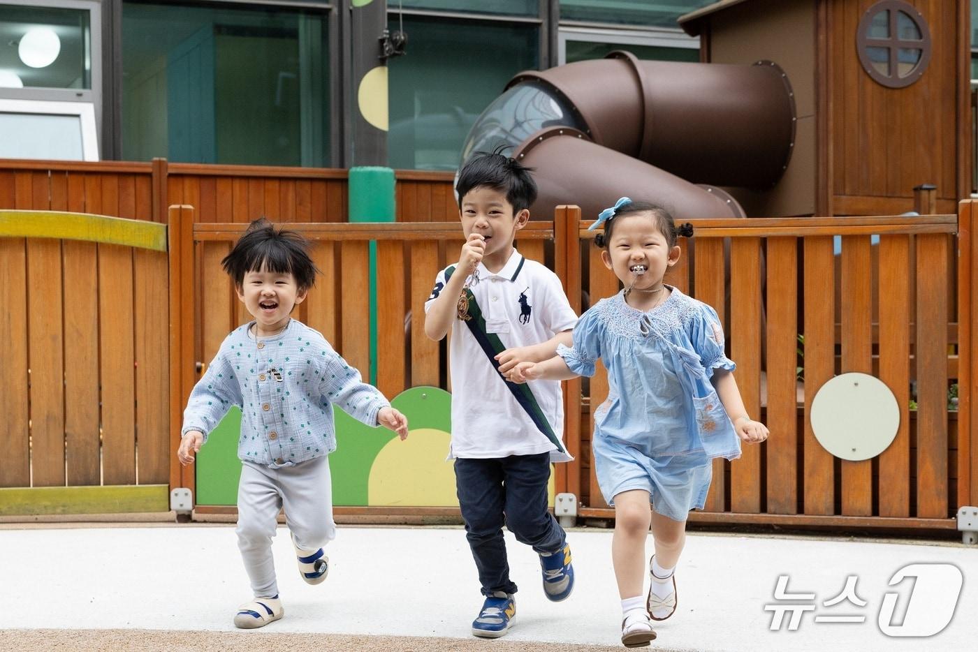 본문 이미지 - 포스코가 제작한 미아방지용 호루라기 목걸이 '호루루'를 착용한 어린이의 모습(포스코 제공)
