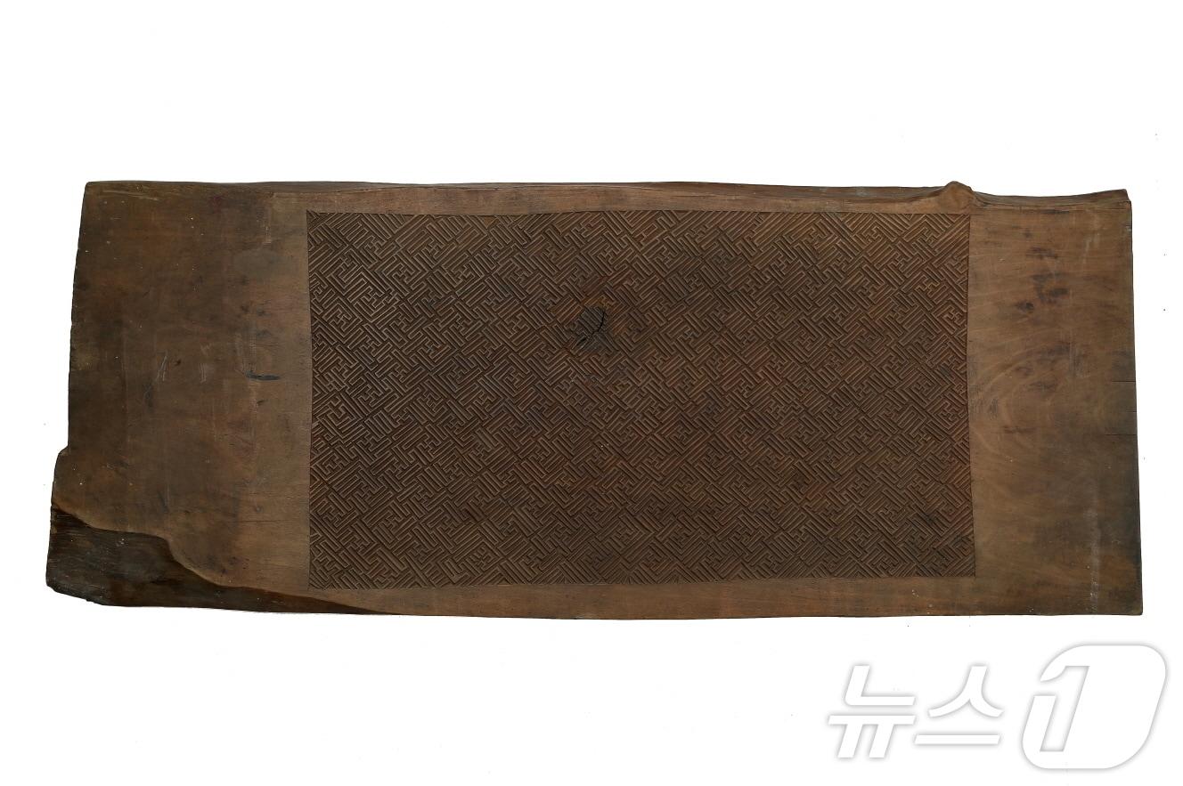 본문 이미지 - 한국국학진흥원은 부처님 오신 날을 맞아 옛 책 표지를 장식하던 능화판의 ‘卍자문’ 의미를 소개한다. /뉴스1