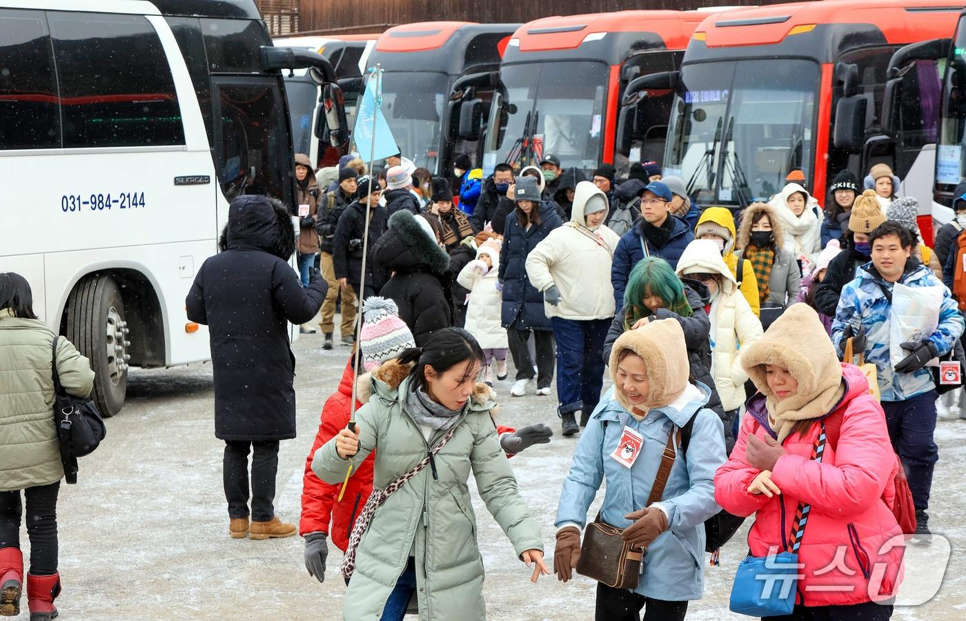 본문 이미지 - 강원 화천산천어축제장을 방문한 외국인들.(화천군 제공, 재판매 및 DB금지)
