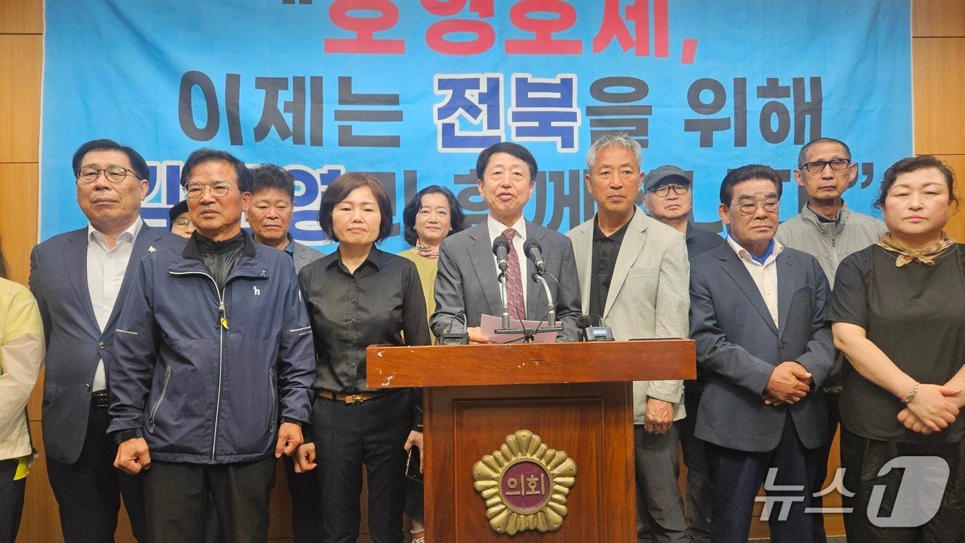 본문 이미지 - 20일 안호영 의원의 지지 모임인 '호형호제' 회원들이 전북도의회 브리핑룸에서 기자회견을 갖고 김관영 후보 지지를 선언하고 있다.2026.5.20/뉴스1