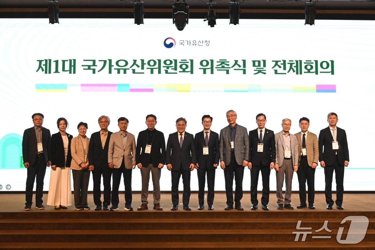 본문 이미지 - 이정구 국립광주과학관장(오른쪽 네 번째)이 제1대 국가유산위원회 위촉식에서 분과위원장단과 기념촬영을 하고 있다.(국립광주과학관 제공, 재판매 및 DB금지)/뉴스1 