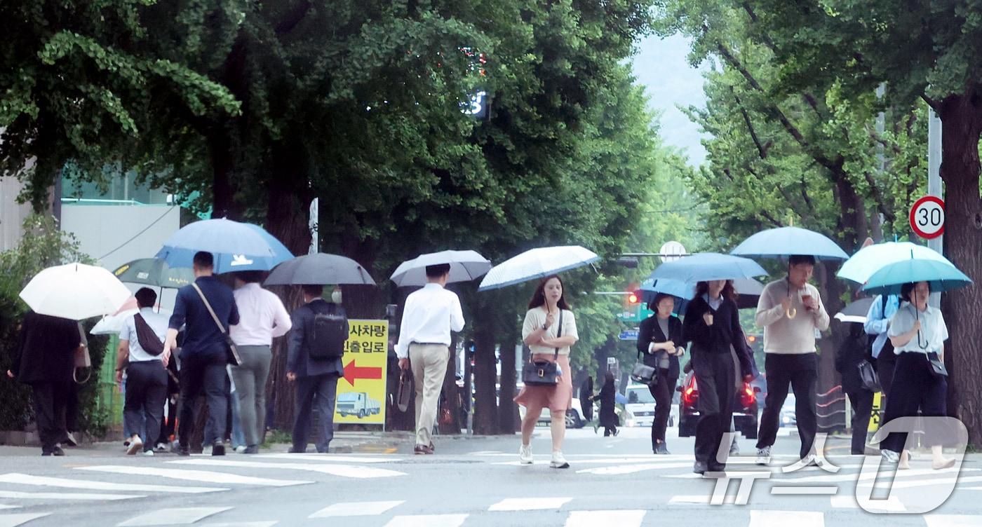 본문 이미지 - 전국 대부분 지역에 비가 내린 지난 20일 오전 서울 중구 시청 인근에서 시민들이 우산을 쓴 채 출근길 발걸음을 옮기는 모습 2026.5.20 ⓒ 뉴스1 조연우 인턴기자