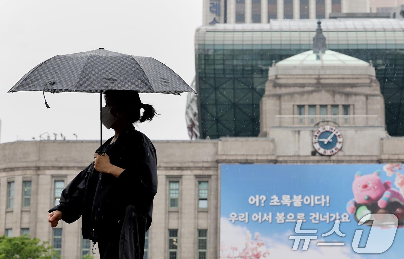본문 이미지 - 전국 대부분 지역에 비가 내린 20일 오전 서울 중구 시청 인근에서 시민들이 우산을 쓴 채 출근길 발걸음을 옮기고 있다.2026.5.20 ⓒ 뉴스1 조연우 인턴기자