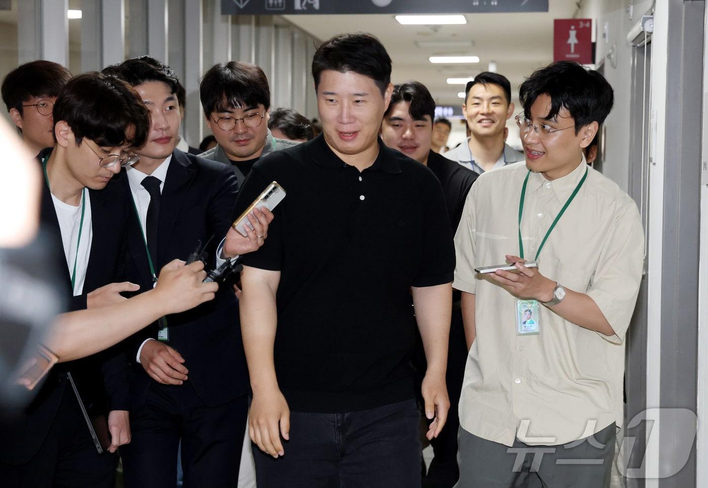 본문 이미지 - 최승호 삼성그룹 초기업노동조합 삼성전자지부 위원장이 20일 정부세종청사 중앙노동위에서 막판 협상중 회의장 밖에서 취재진의 질문을 받고 있다. 2026.5.20 ⓒ 뉴스1 김기남 기자