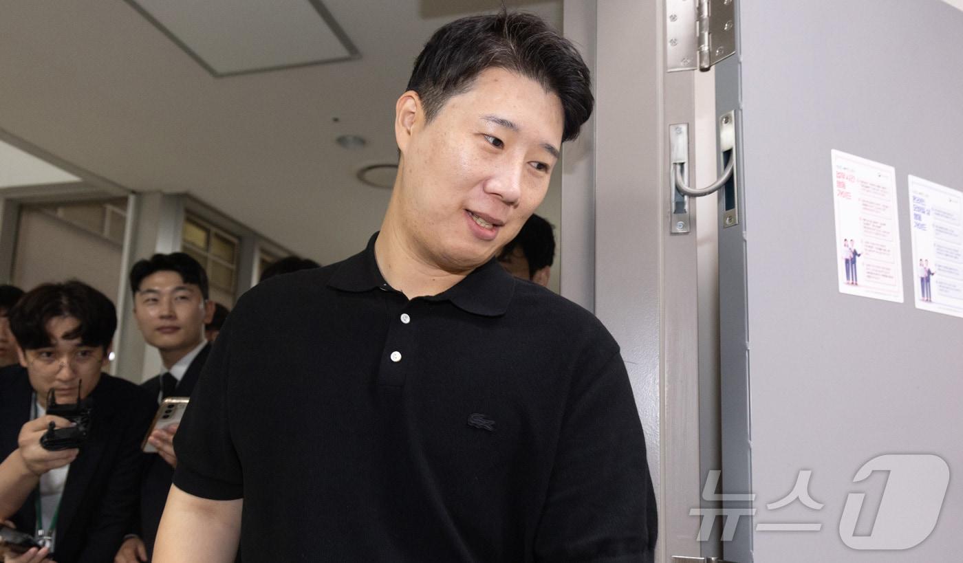 본문 이미지 - 최승호 삼성그룹 초기업노동조합 삼성전자지부 위원장이 20일 정부세종청사 중앙노동위에서 막판 협상중 회의장 밖에서 취재진의 질문을 받고 있다.(공동취재) 2026.5.20 ⓒ 뉴스1 김기남 기자
