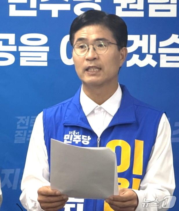 본문 이미지 - 이원택 더불어민주당 전북도지사 후보가 20일 전주시청에서 가진 기자회견에서 기자들의 질문에 답변을 하고 있다./뉴스1