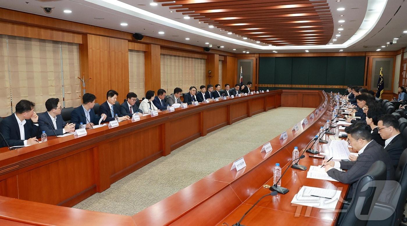 본문 이미지 - 권대영 금융위원회 부위원장이 20일 오전 서울 여의도 금융투자협회에서 열린 국민참여형 국민성장펀드 판매 준비 상황 점검회의에서 발언을 하고 있다. (금융위원회 제공. 재판매 및 DB 금지) 2026.5.20 ⓒ 뉴스1