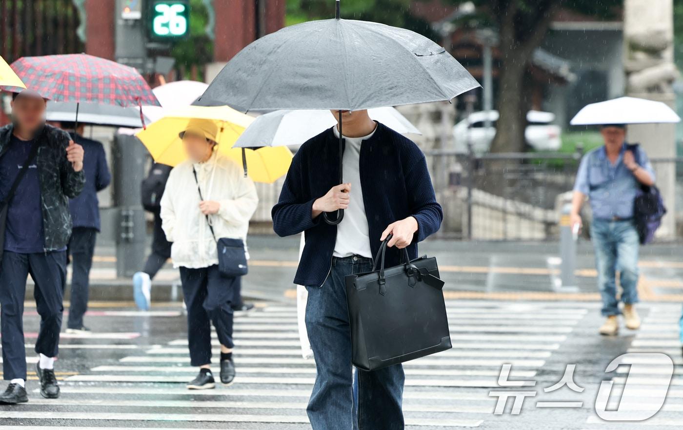 본문 이미지 - 비 내리는 출근길 자료사진.(뉴스1 DB)ⓒ 뉴스1 최지환 기자
