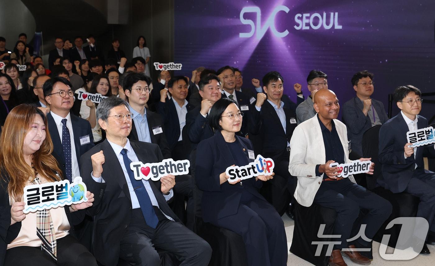 본문 이미지 - 한성숙 중소벤처기업부 장관이 20일 오전 서울 마포구 SVC 서울에서 열린 스타트업 벤처 캠퍼스 개소식에서 참석자들과 기념촬영을 하고 있다. 스타트업 벤처 캠퍼스는 해외 진출 가능성이 높은 창업 기업과 국내외 기업·대학·투자자를 연결하고자 조성된 국내 최대 규모의 스타트업 허브로, 연면적 1만3275㎡(4016평) 규모로 홍익대 근처에 조성됐다. 2026.5.20 ⓒ 뉴스1 오대일 기자