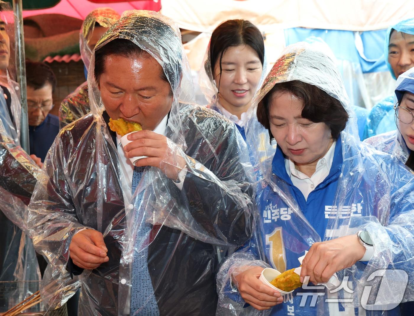 본문 이미지 - 정청래 더불어민주당 대표와 추미애 경기도지사 후보가 20일 오전 경기 여주시 여주한글시장을 방문해 튀김을 먹고 있다. 2026.5.20 ⓒ 뉴스1 김영운 기자