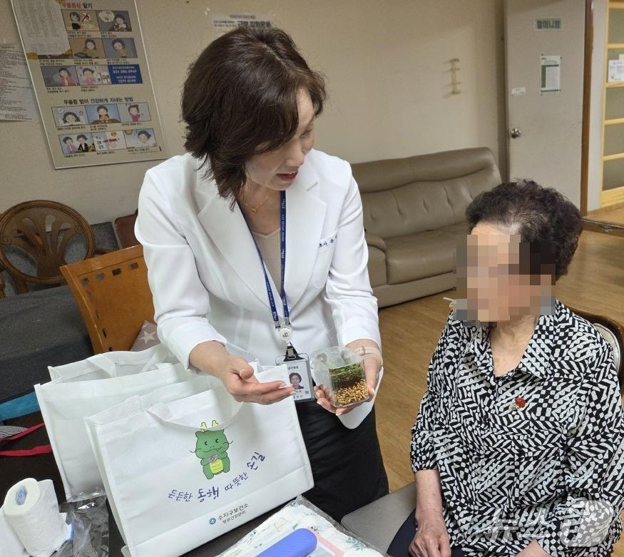 본문 이미지 - 용인시 보건소 관계자가 건강관리 등에 대한 상담을 하고 있는 모습.(용인시 제공)
