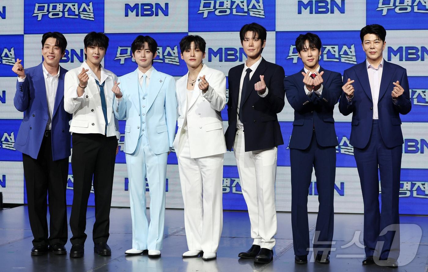 본문 이미지 - 20일 서울 마포구 쇼킹케이팝센터에서 열린 MBN 트롯 오디션 ‘무명전설-트롯 사내들의 서열전쟁’ 톱7 기자간담회에 참석한 가수들이 포즈를 취하고 있다. 사진 왼쪽부터 TOP6 이창민, TOP4 황윤성, TOP2 하루, TOP1 성리, TOP3 장한별, TOP5 정연호, TOP7 이루네. 2026.5.20 ⓒ 뉴스1 김진환 기자
