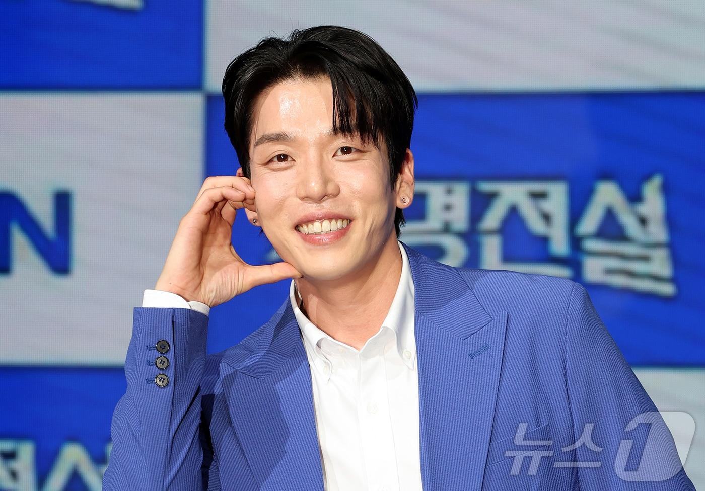 본문 이미지 - MBN 트롯 오디션 ‘무명전설-트롯 사내들의 서열전쟁’에서 TOP6을 차지한 2AM 출신 가수 이창민이 20일 서울 마포구 쇼킹케이팝센터에서 열린 톱7 기자간담회에 참석해 포즈를 취하고 있다. 2026.5.20 ⓒ 뉴스1 김진환 기자