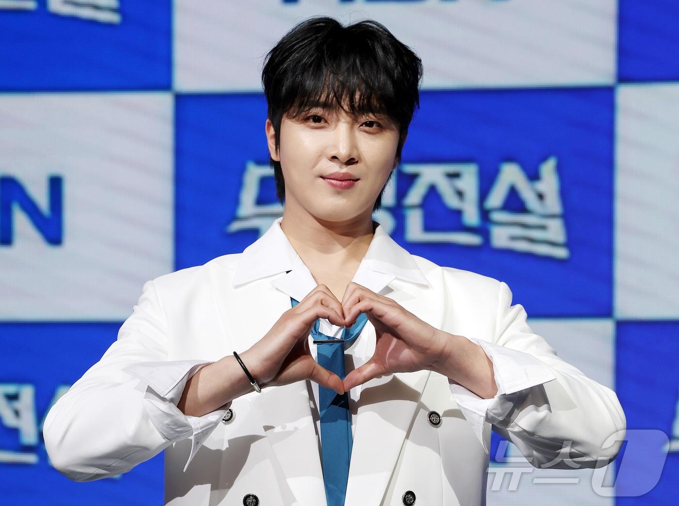 본문 이미지 - MBN 트롯 오디션 ‘무명전설-트롯 사내들의 서열전쟁’에서 TOP4를 차지한 가수 황윤성이 20일 서울 마포구 쇼킹케이팝센터에서 열린 톱7 기자간담회에 참석해 포즈를 취하고 있다. 2026.5.20 ⓒ 뉴스1 김진환 기자